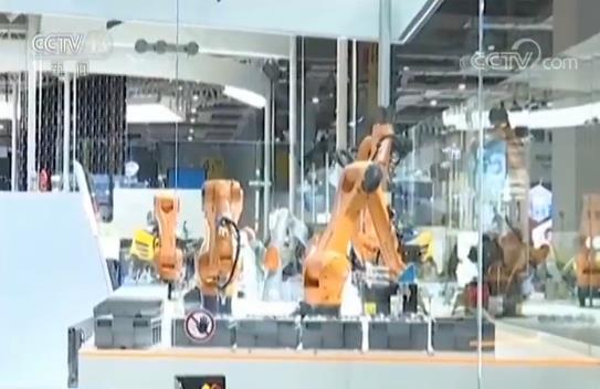 智能驅動未來 高端裝備展區機器人驚艷亮相，互聯網技術服務賦能產業升級